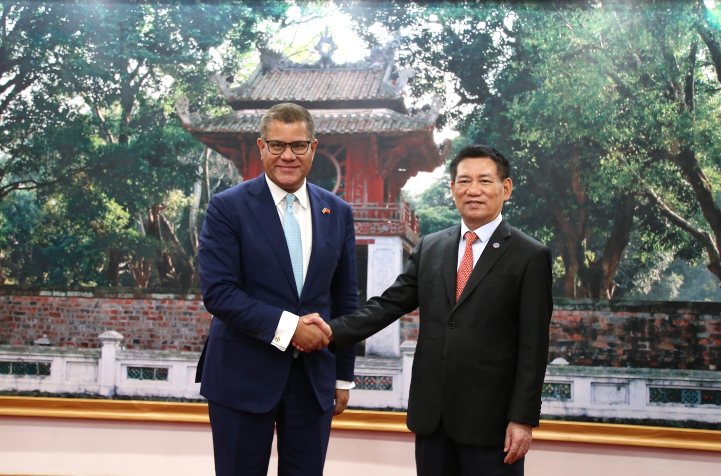 Bộ trưởng Bộ Tài chính Hồ Đức Phớc và Chủ tịch COP26 Alok Sharma.
