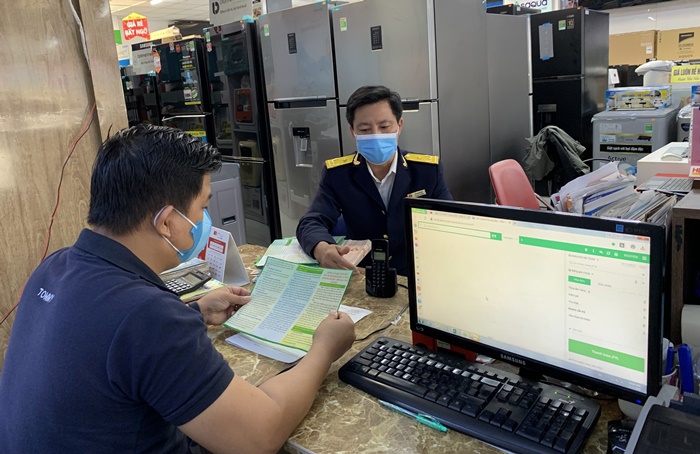 Cán bộ Chi cục Thuế huyện Krông Pắc tư vấn, hỗ trợ người nộp thuế. Ảnh: Nguyễn Duy