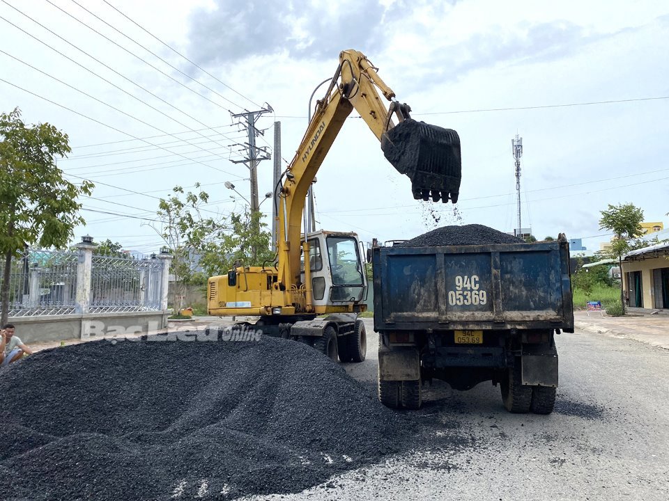 Thi công công trình giao thông từ vốn đầu tư công trên địa bàn TP. Bạc Liêu. Ảnh: K.T