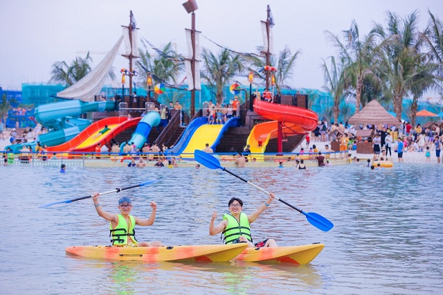 Tổ hợp công viên Biển tạo sóng nhân tạo Royal Wave Park lớn nhất thế giới đã trở thành điểm du lịch hấp dẫn ở Hà Nội từ mùa hè 2022. Ảnh: VHF