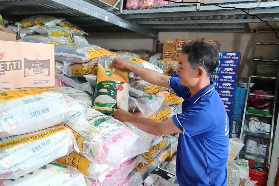 Một nhhà phân phối chuyên kinh doanh các mặt hàng sản xuất trong nước. Ảnh: T.Q