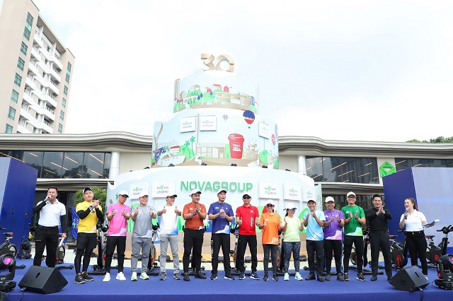 Đại diện Ban lãnh đạo phát động chương trình “Sống khỏe cùng Nova hướng tới môi trường làm việc “Work – Life Balance” Ảnh: NVL
