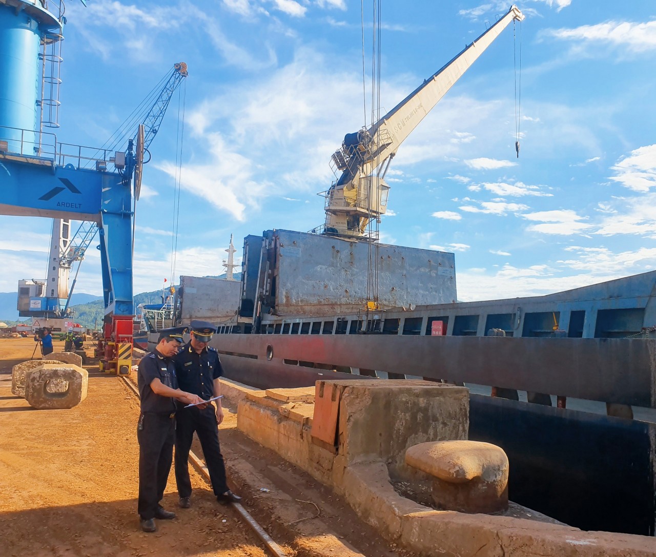 7 tháng đầu năm 2022, Cục Hải quan Hà Tĩnh đã tiếp nhận, giải quyết hơn 54.000 bộ hồ sơ thủ tục hành chính trong lĩnh vực hải quan.