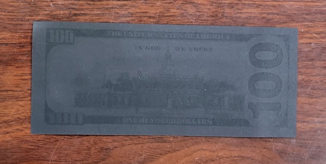 Tờ tiền mệnh giá 100 USD được nhuộm đen không nhìn thấy được số sê-ri. Ảnh: Hoàng Tùng