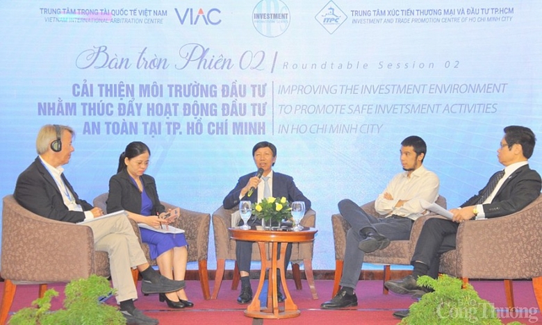 Các chuyên gia trong và ngoài nước trao đổi, thảo luận chủ đề “Cải thiện môi trường đầu tư nhằm thúc đẩy hoạt động đầu tư an toàn tại TP. Hồ Chí Minh” tại hội thảo. Ảnh: Báo Công thương