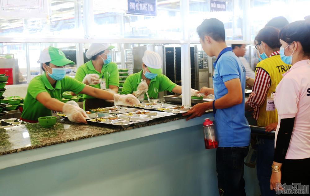 Bếp ăn tập thể tại một doanh nghiệp trên địa bàn TP Cần Thơ. Ảnh: KT