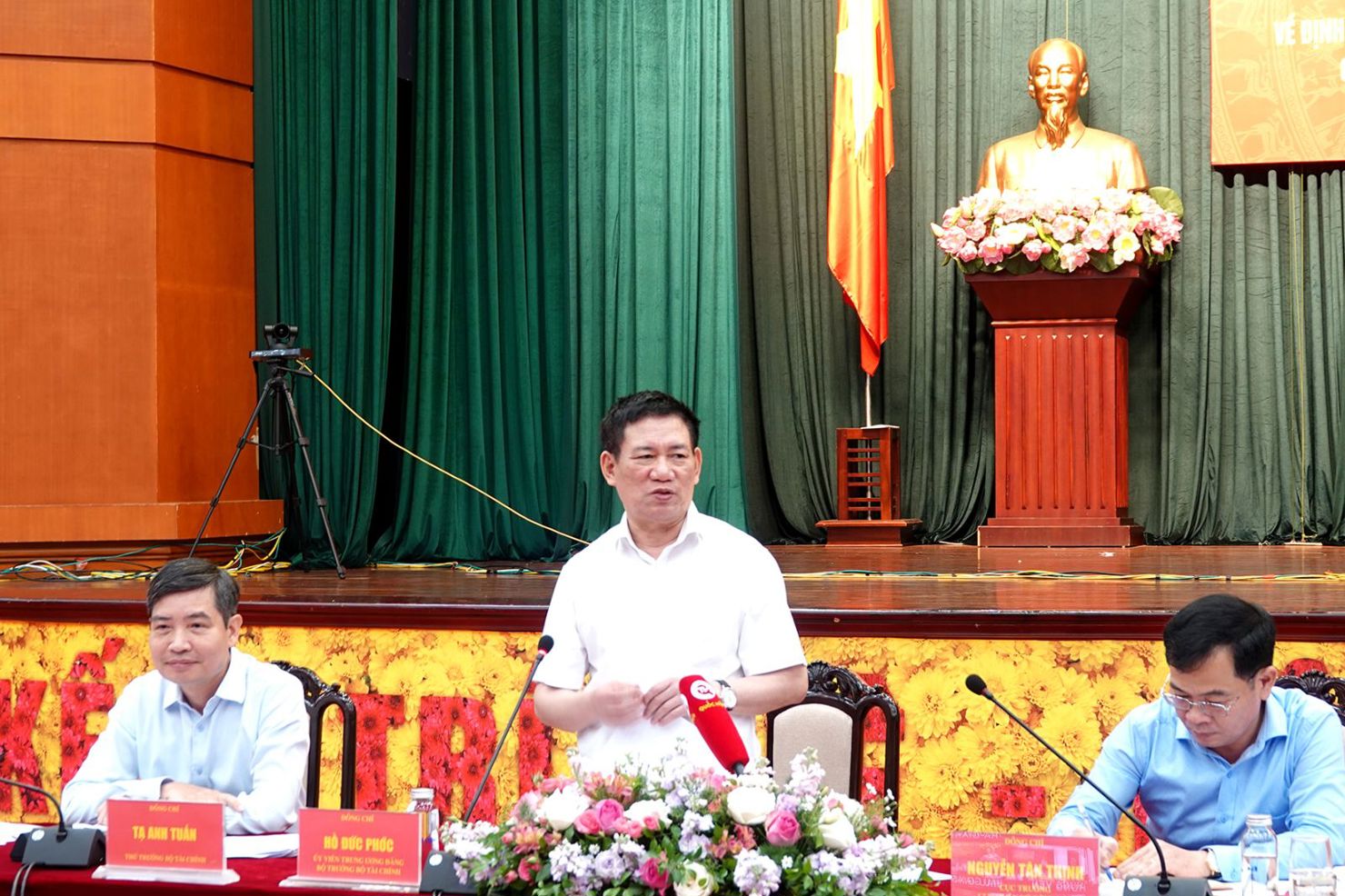 Đồng chí Hồ Đức Phớc - Ủy viên Ban Chấp hành Trung ương Đảng, Bộ trưởng Bộ Tài chính chủ trì Hội nghị.