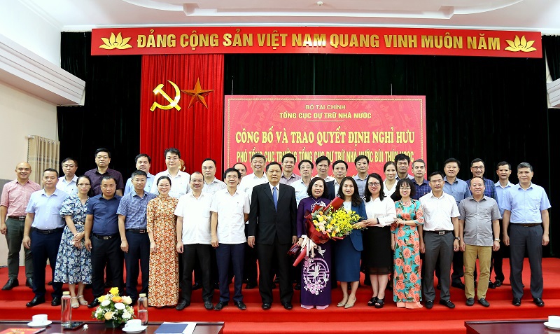 Các đại biểu chụp ảnh lưu niệm tại buổi lễ.