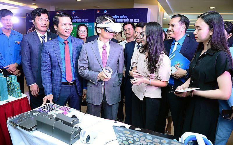 Phó Thủ tướng Vũ Đức Đam và các đại biểu trải nghiệm công nghệ thực tế ảo tại khu trưng bày bên lề Diễn đàn.