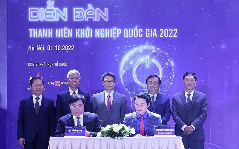 Phó Thủ tướng Vũ Đức Đam và đại diện các bộ, ngành chứng kiến lễ ký kết thỏa thuận hợp tác giữa Trung ương Đoàn và Bộ Kế hoạch và Đầu tư.