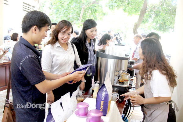 Doanh nghiệp ở huyện Thống Nhất giới thiệu, quảng bá các sản phẩm với đại diện một siêu thị. Ảnh: H.Hà