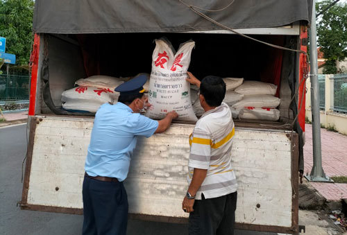 Lực lượng QLTT Long An đã kiểm tra, thu giữ đường cát nhập lậu. Ảnh: Duy Tuấn