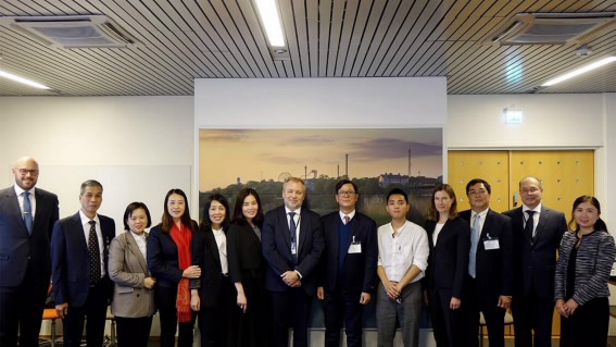 Đoàn công tác KBNN Việt Nam chụp ảnh kỷ niệm tại trụ sở KBNN Phần Lan.