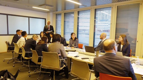 Ông Timo Laitinen – Tổng Giám đốc KBNN Phần Lan (người đứng) chủ trì buổi tiếp xã giao với Đoàn công tác.