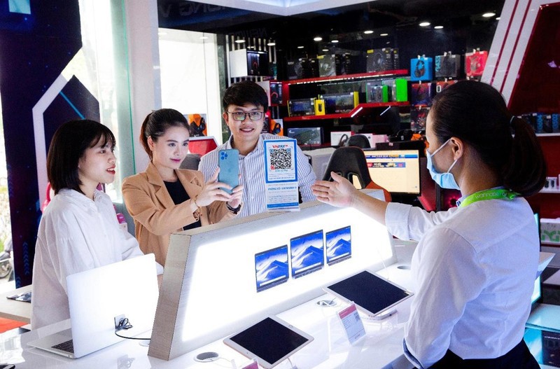 Khách hàng sử dụng phương thức quét mã VNPAY-QR trong thanh toán. Ảnh: Ánh Dương.