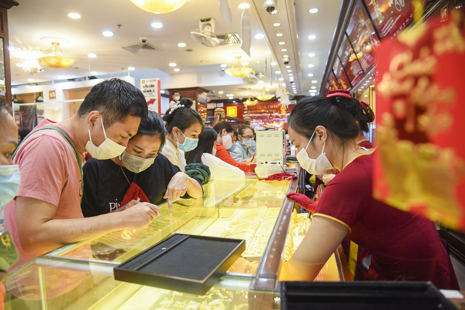 Giá vàng biến động nhẹ so với phiên hôm qua.