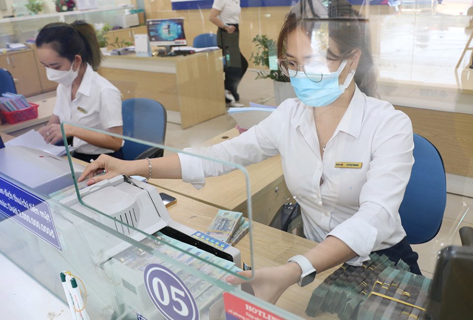 Khách hàng giao dịch tại Ngân hàng BIDV Đắk Nông. Ảnh: Nguyễn Lương