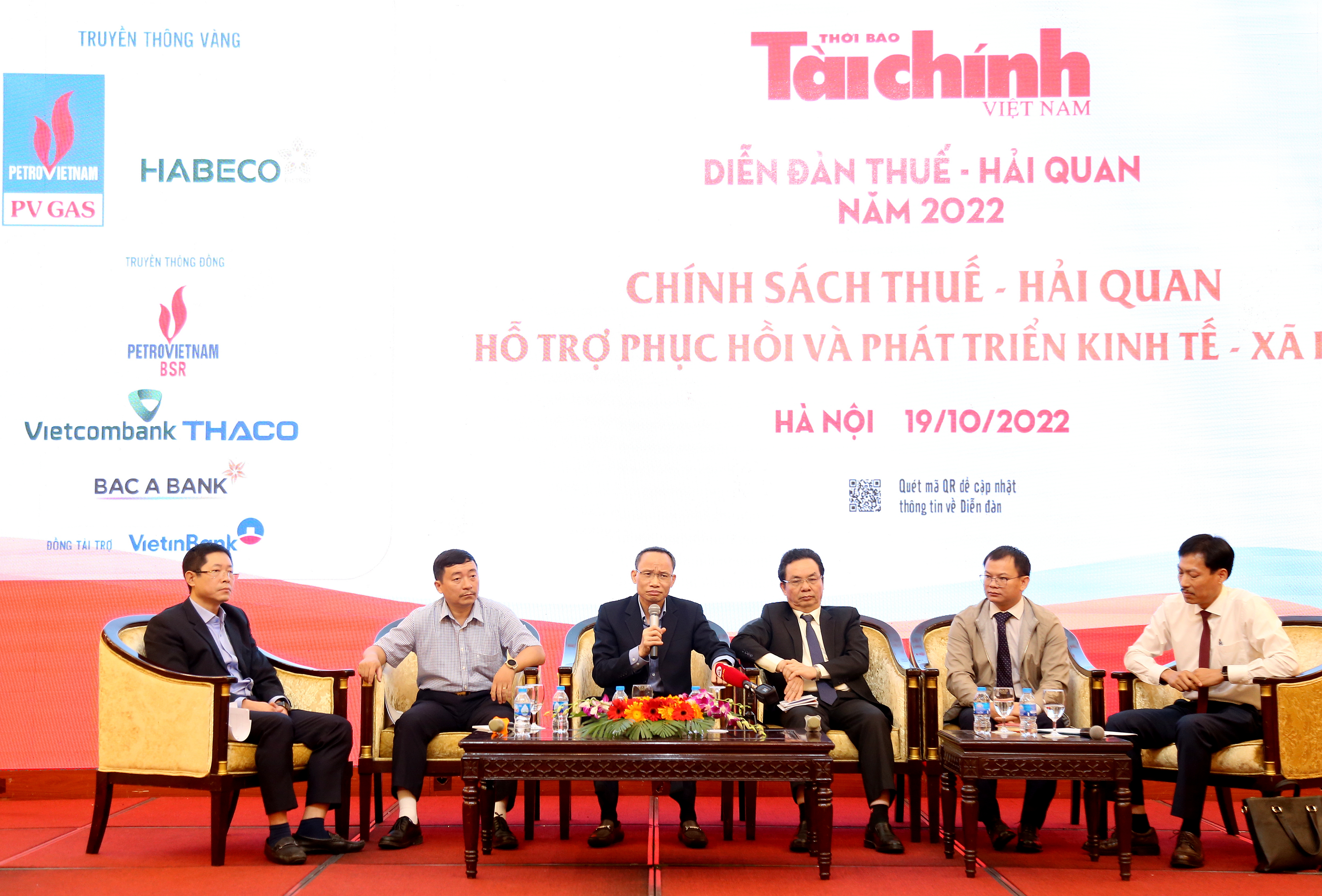 Các diễn giả, chuyên gia trao đổi tại Diễn đàn. 