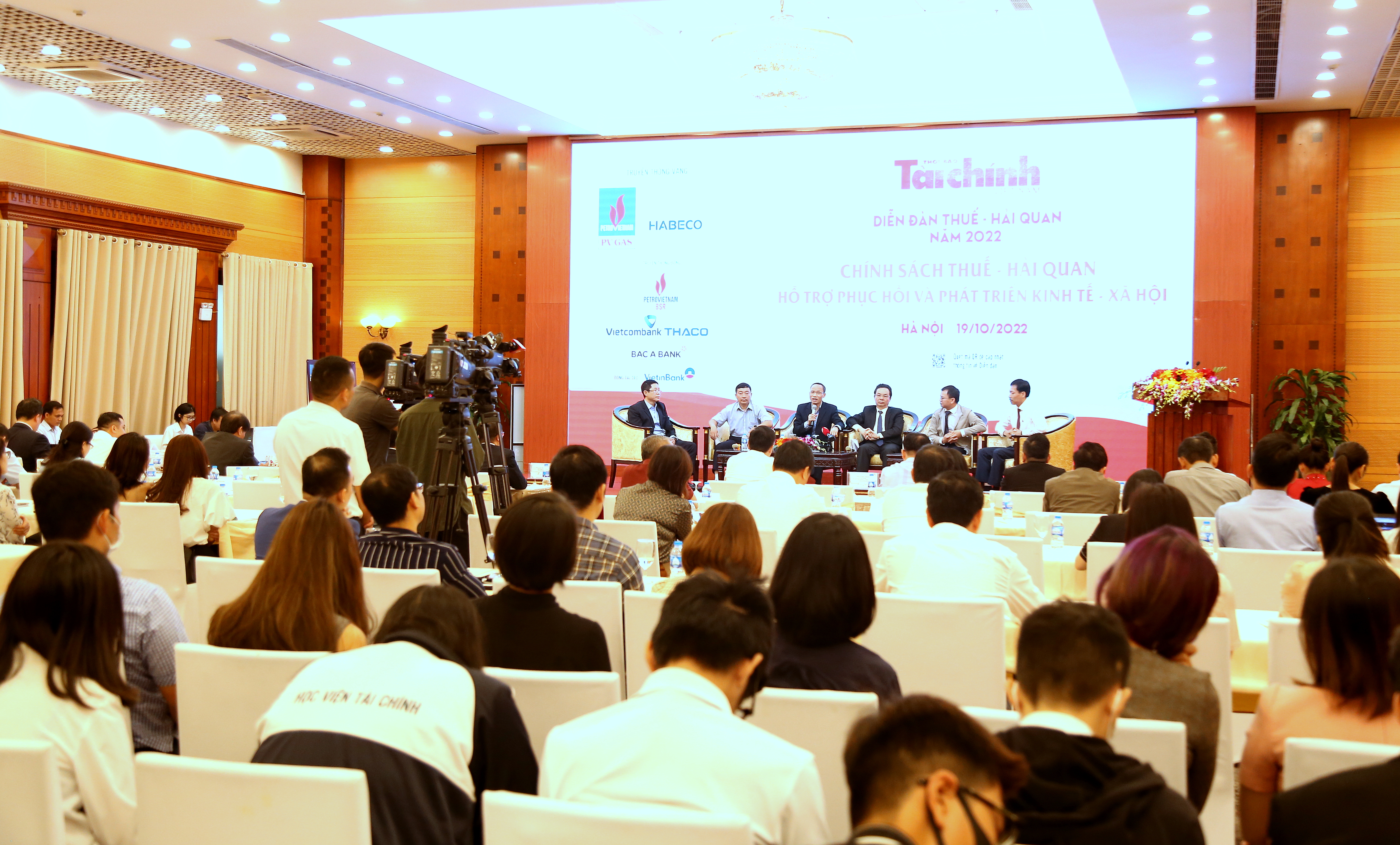 Quang cảnh Diễn đàn.