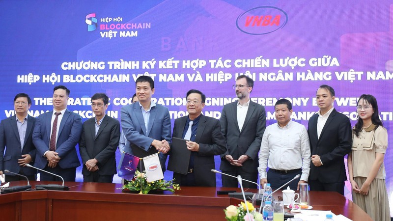 Lễ ký kết giữa Hiệp hội Ngân hàng và Hiệp hội Blockchain.