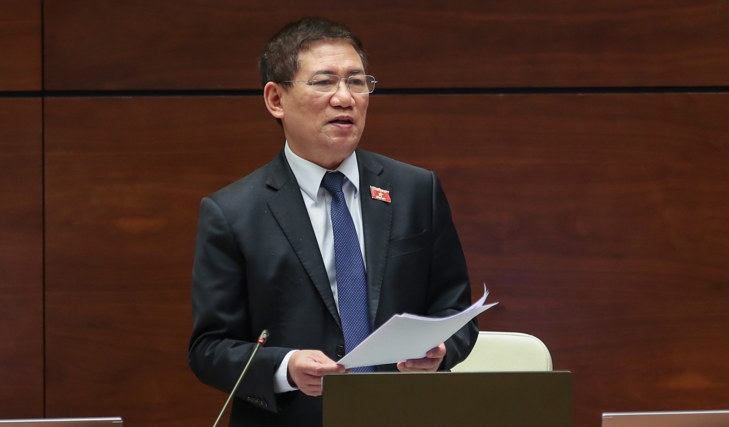 Bộ trưởng Bộ Tài chính Hồ Đức Phớc báo cáo tại phiên họp. Ảnh: quochoi.vn