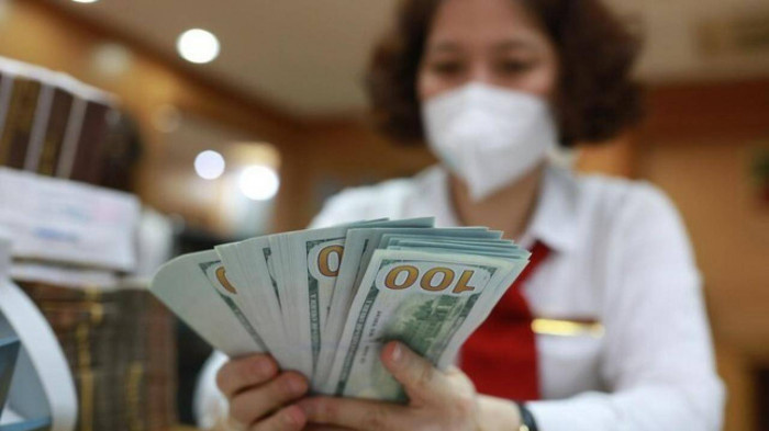 Từ đầu năm đế nay, VND đã mất giá 8,6%, dự báo áp lực lên tỷ giá trong 2 tháng cuối năm vẫn chưa dừng lại.