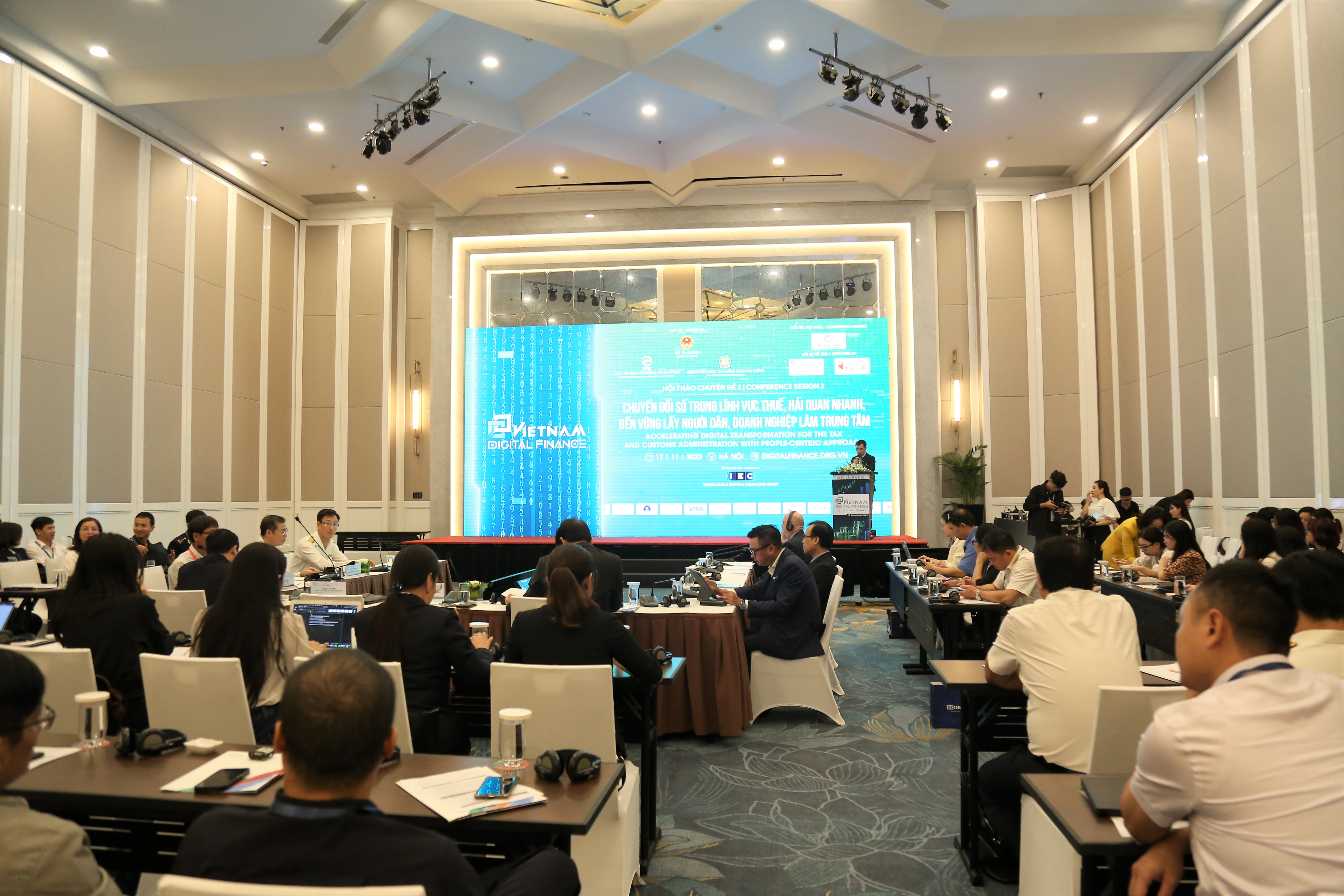 Toàn cảnh hội thảo chuyên đề 2 Chuyển đổi số trong lĩnh vực thuế, hải quan lấy người dân, doanh nghiệp làm trung tâm.
