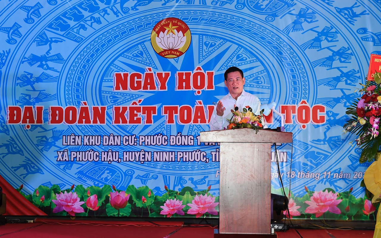 Bộ trưởng Hồ Đức Phớc trò chuyện cùng các cụ cao tuổi Liên khu dân cư Phước Đồng 1 và Phước Đồng 2.