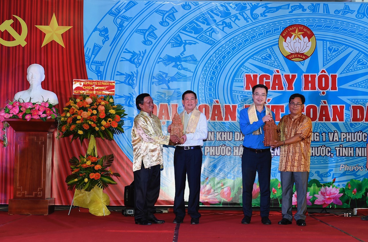 Nhân dân địa phương tặng quà lưu niệm cho Bộ trưởng Hồ Đức Phớc.