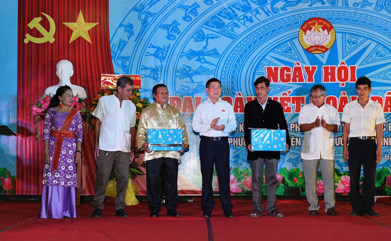 Bộ trưởng Hồ Đức Phớc thay mặt đoàn công tác trung ương tặng quà cho 2 khu dân cư và hộ gia đình chính sách khó khăn.