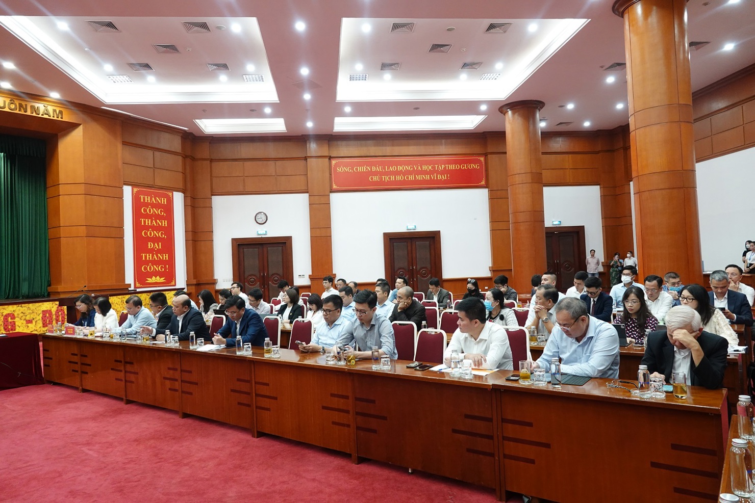 Đại diện các công ty chứng khoán, doanh nghiệp phát hành tham dự cuộc làm việc.