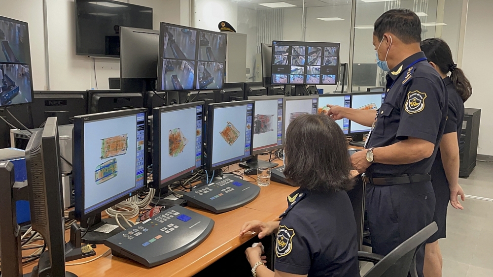 Bộ Tài chính chỉ đạo lực lượng hải quan làm tốt công tác nghiệp vụ; đẩy mạnh ứng dụng khoa học công nghệ để kịp thời phát hiện, đấu tranh, ngăn chặn hiệu quả các hành vi buôn lậu, gian lận thương mại.