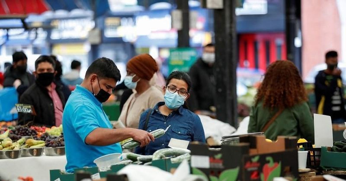 Người dân Anh mua sắm tại chợ Leicester, TP Leicester, Anh, ngày 27/5/2021. Ảnh: Reuters