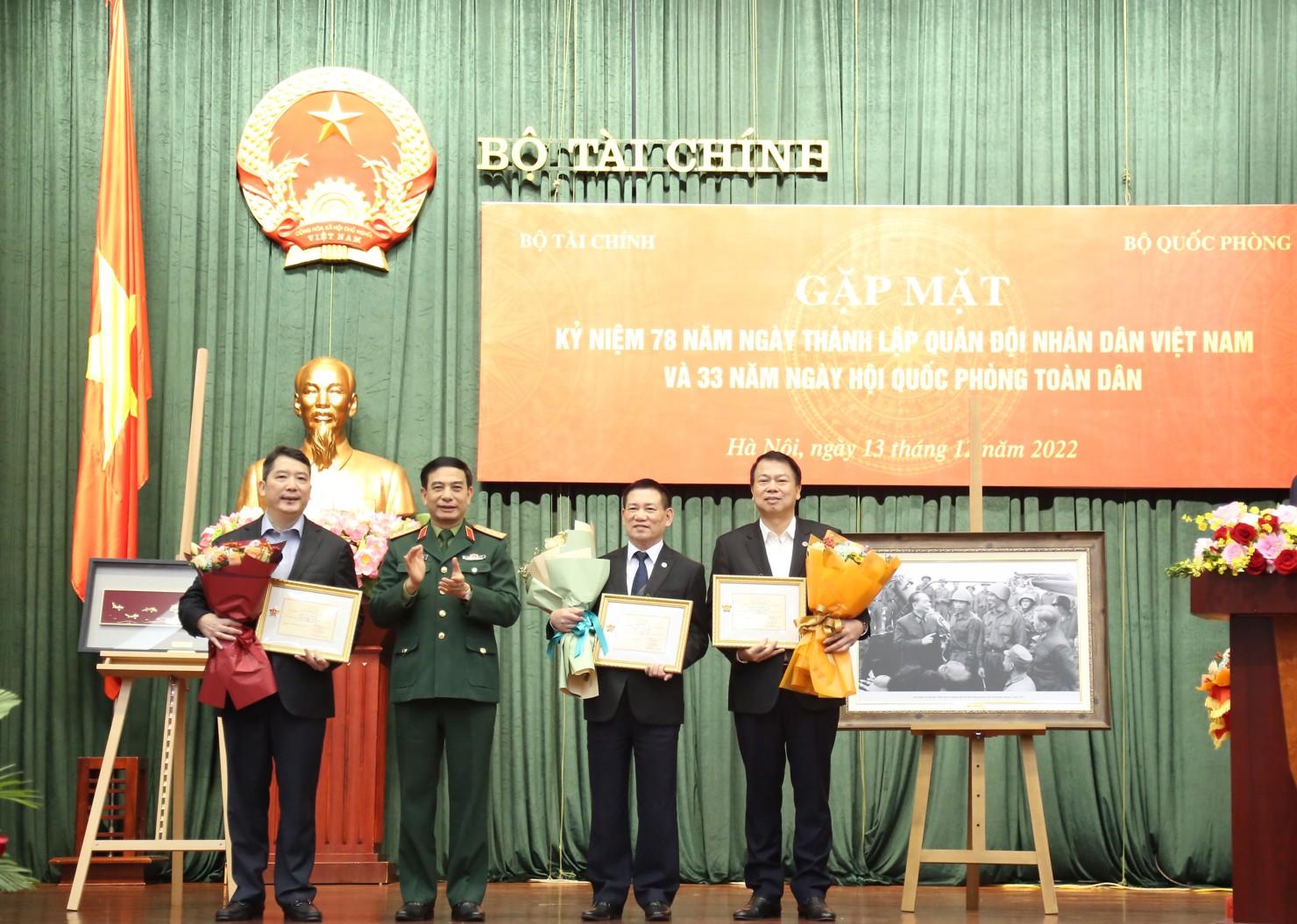 Bộ trưởng Bộ Quốc phòng trao tặng Kỷ niệm chương “Vì sự nghiệp xây dựng Quân đội nhân dân Việt Nam” cho các đồng chí lãnh đạo Bộ Tài chính.