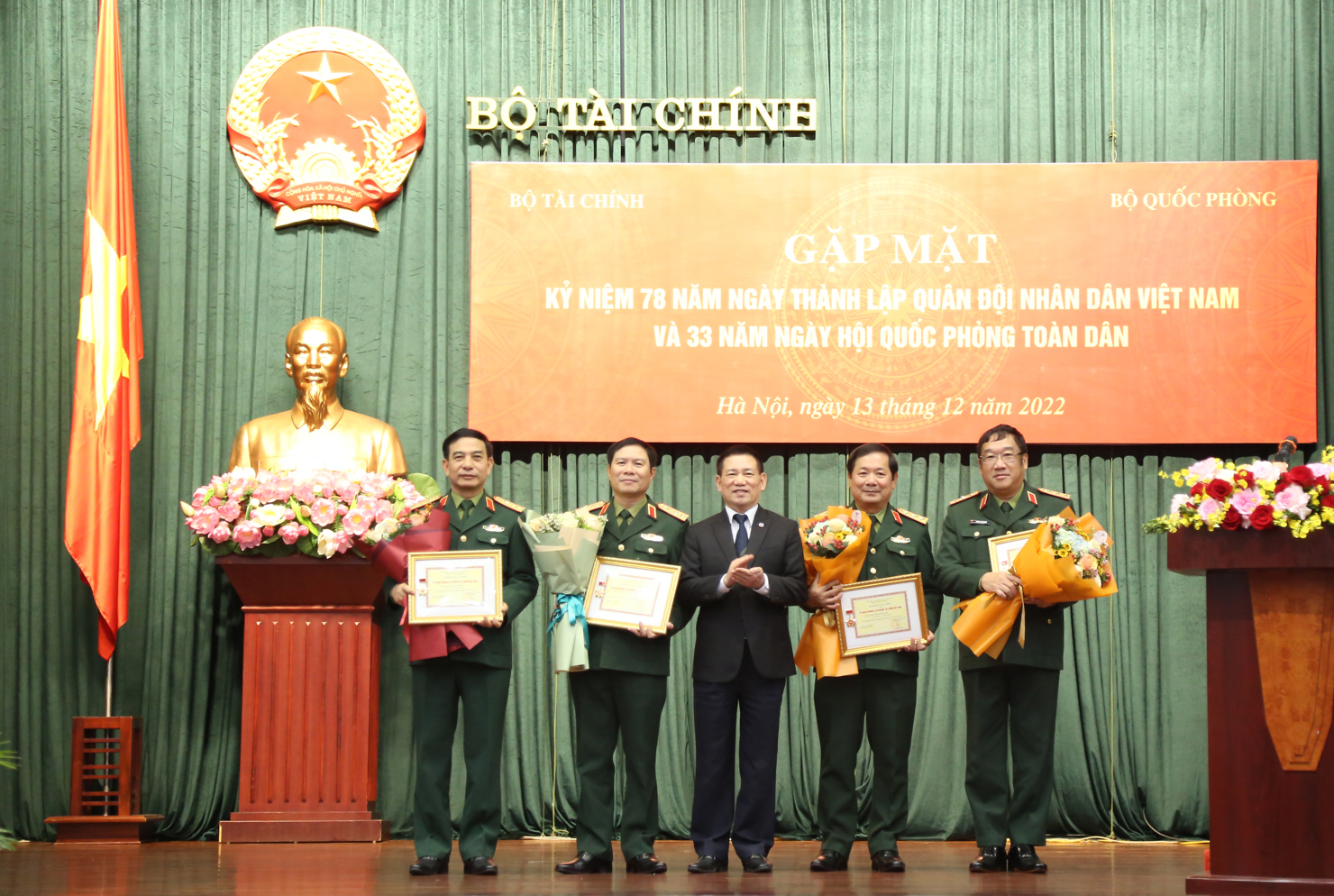 Bộ trưởng Bộ Tài chính trao tặng Kỷ niệm chương “Vì sự nghiệp Tài chính Việt Nam” cho các đồng chí lãnh đạo Bộ Quốc phòng.