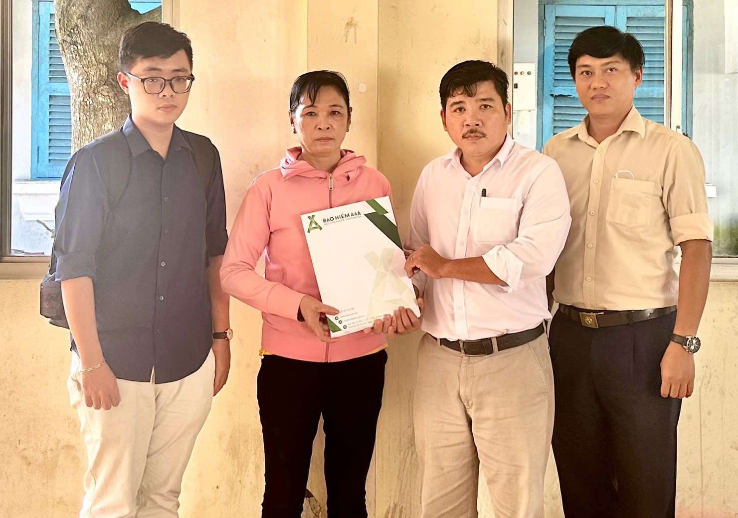 Đại diện Bảo hiểm AAA chi trả bồi thường cho gia đình nạn nhân.