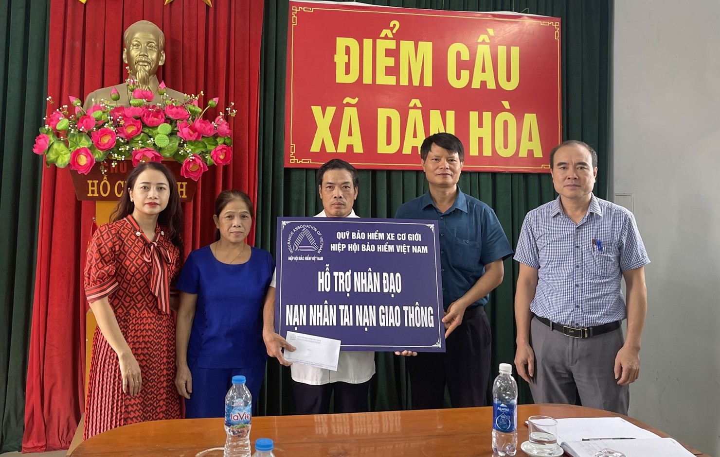 Đại diện Quỹ bảo hiểm xe cơ giới trao hỗ trợ nhân đạo cho gia đình nạn nhân tai nạn giao thông. 