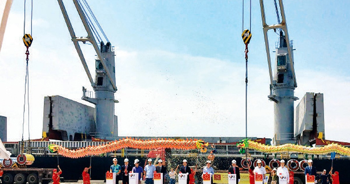 Tập đoàn Hoa Sen xuất khẩu lô hàng tôn qua Cảng quốc tế Nghi Sơn (Thanh Hóa).