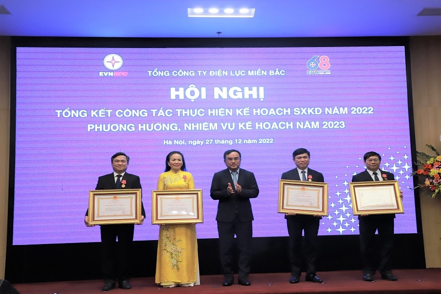 Ông Dương Quang Thành - Chủ tịch HĐTV EVN trao tặng Huân chương Lao động Hạng Ba cho các cá nhân có thành tích xuất sắc