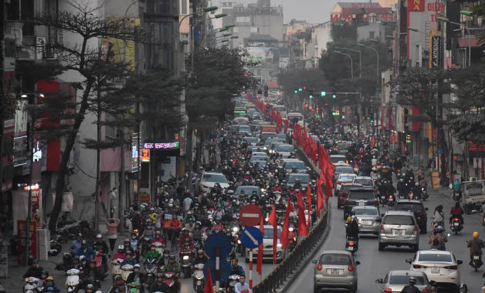 Những ngày giáp tết Nguyên đán, mật độ giao thông trên khắp trung tâm Hà Nội tăng cao.