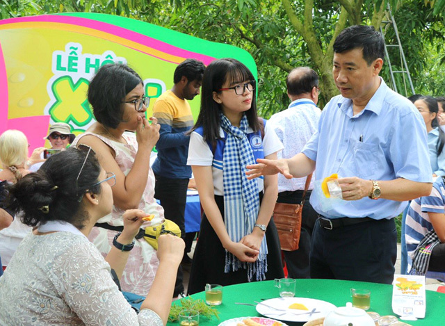 Chủ tịch UBND tỉnh Đồng Tháp Phạm Thiện Nghĩa khảo sát mô hình Làng du lịch Mỹ Xương, huyện Cao Lãnh. Ảnh: MN