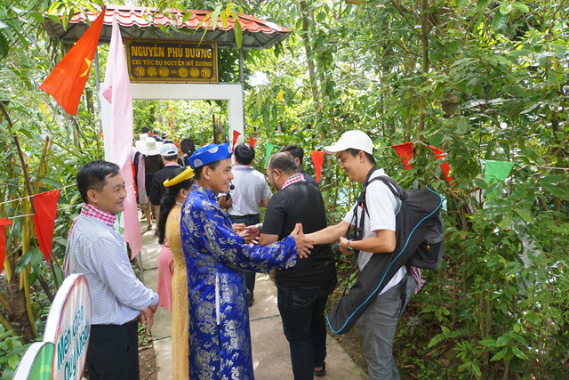 Du khách tham quan Phủ thờ Thượng tướng quân Thư Ngọc hầu - Nguyễn Văn Thư. Ảnh: MN