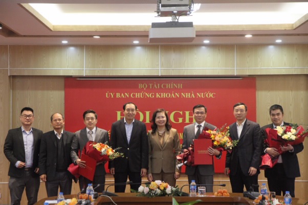 Ban Lãnh đạo UBCKNN chụp ảnh của các đồng chí được bổ nhiệm.