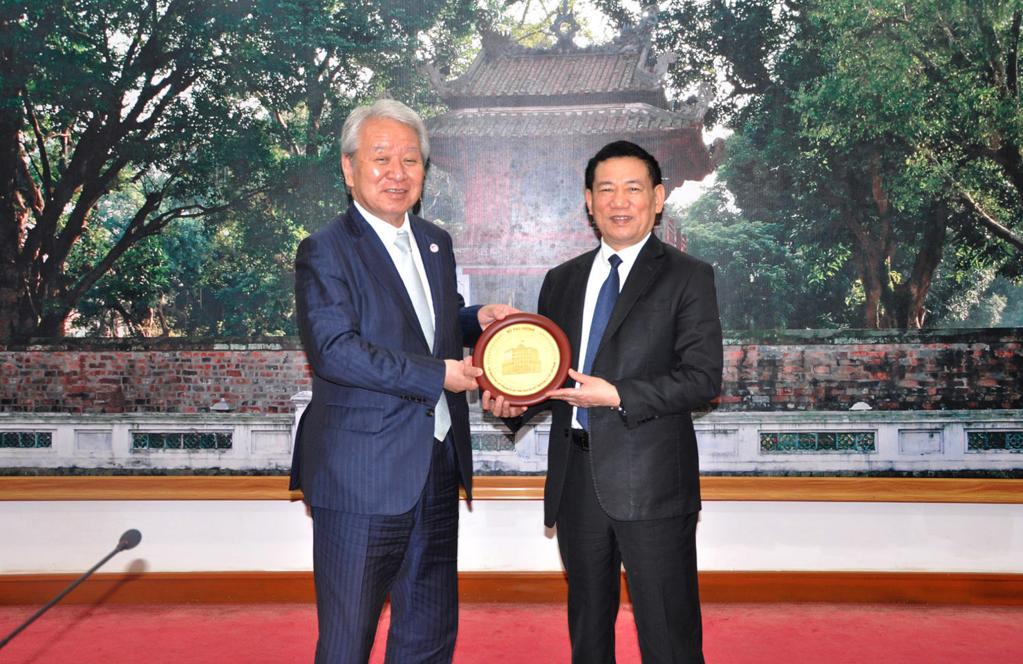 Bộ trưởng tặng quà lưu niệm cho Chủ tịch JICA.