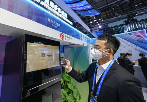 Tháng 12/2022, Alipay đã bắt đầu cung cấp e-CNY như một tùy chọn thanh toán nhanh cho người dùng trên nền tảng Taobao Marketplace và Tmall của Alibaba.