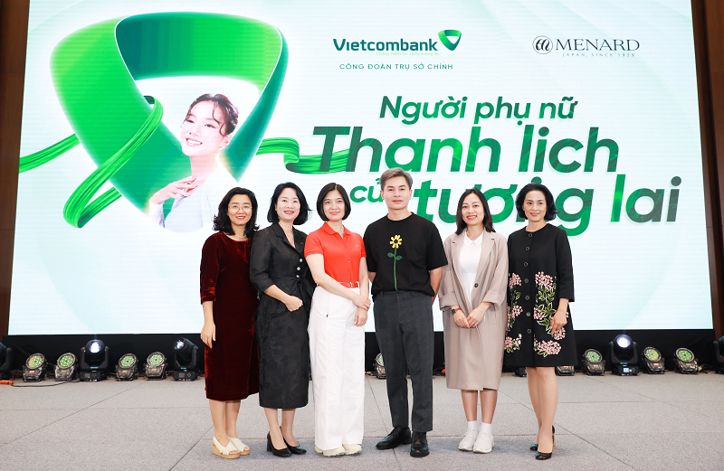 Bà Phùng Nguyễn Hải Yến - Phó Tổng giám đốc, Chủ tịch Công đoàn Trụ sở chính Vietcombank (thứ 3 từ trái sang) chụp ảnh lưu niệm cùng các khách mời