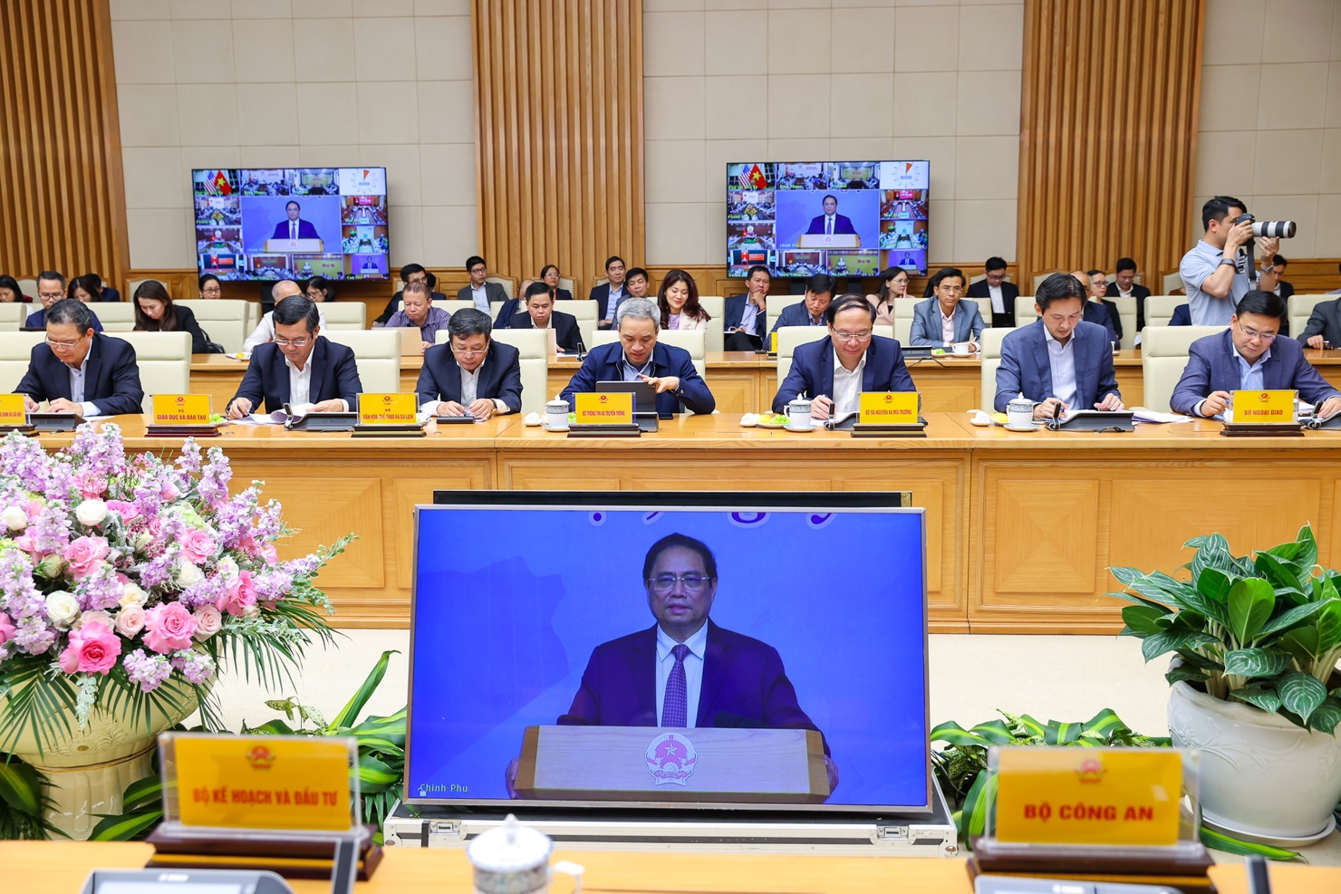 Thủ tướng khẳng định Chính phủ luôn sẵn sàng lắng nghe, đồng hành, đối thoại với các doanh nghiệp, giải quyết thấu tình đạt lý các đề xuất, kiến nghị, bảo đảm quyền và lợi ích chính đáng, hợp pháp của các doanh nghiệp và các chủ thể liên quan - Ảnh: VGP/Nhật Bắc