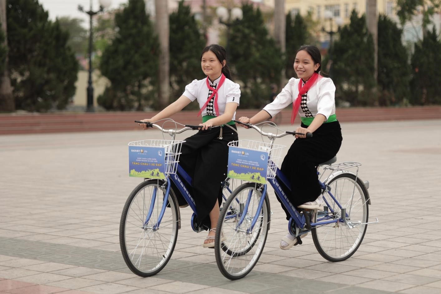 Khuôn mặt rạng ngời của các em học sinh khi nhận được học bổng từ “Quỹ xe đạp chở ước mơ”