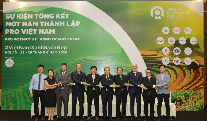 Đại diện La vie tham gia sự kiện tổng kết 1 năm thành lập Pro Việt Nam.