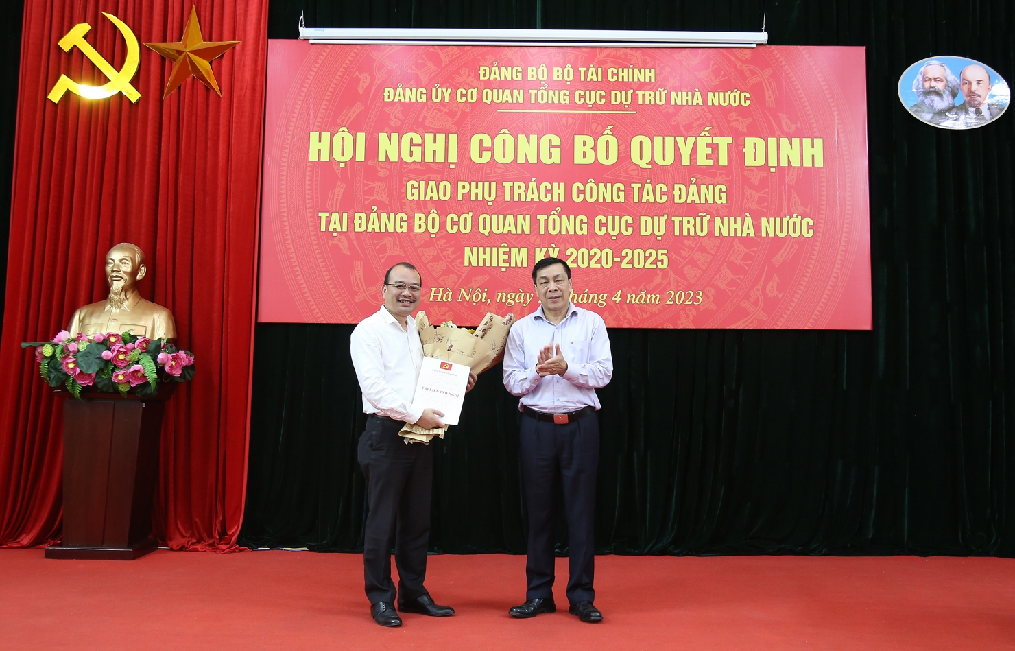 Phó Bí thư Thường trực Đảng ủy Bộ Tài chính trao Quyết định giao phụ trách công tác Đảng tại Đảng bộ cơ quan Tổng cục DTNN cho đồng chí Phạm Vũ Anh.